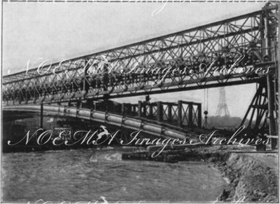 Le pont Aléxandre III.- Montage des supports verticaux (Vue d'amont).1900年博 アレクサンドル3世橋 － 縦型の支えの組み立て（上流から見たところ）