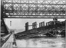 Le pont Aléxandre III.- Montage des supports verticaux (Vue d'aval).1900年博 アレクサンドル3世橋 － 縦型の支えの組み立て（下流から見たところ）