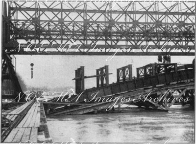 Le pont Aléxandre III.- Montage des supports verticaux (Vue d'aval).1900年博 アレクサンドル3世橋 － 縦型の支えの組み立て（下流から見たところ）