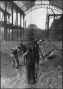 Sur les chantiers de Champ-de-Mars.6.- Terrassiers remblayant le sol du Palais des Mines et de la Métallurgie.1900年博 シャン・ド・マルスの工事現場 6.－炭鉱と製鉄館の敷地ならしをする土木作業員たち